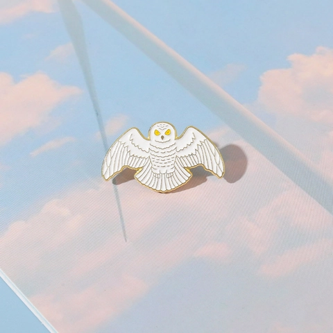 Exquisite Cartoon Eule Emaille Brosche Pin Fliegende Schnee-Eule Tier Legierung Abzeichen Für Damen Herren Kleidung Schmuck Geschenk