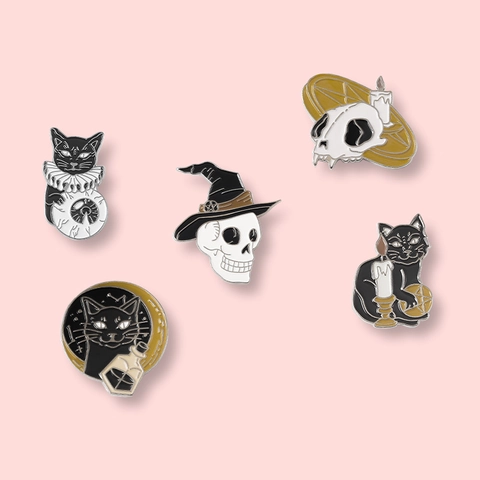 Spilla in Smalto Gotico di Halloween Distintivo in Lega di Gatto Nero Misterioso e Teschio Mago per Decorazione Abbigliamento Zaino Regalo