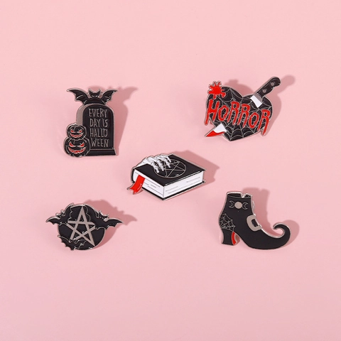 Gotische Dunkle Legierung Emaille Brosche Kollektion Halloween Horror Dolch Herz Zauberbuch Hexenstiefel Grabstein Tasche Deko