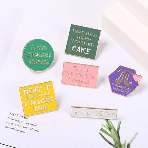 Broche en Émail Alliage Équation Géométrique Citations Amusantes Pi Formule Coeur Mathématique Accessoire Vêtements pour Femmes