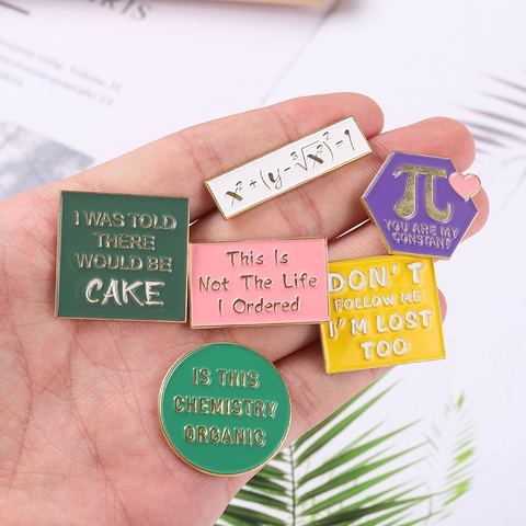 Broche en Alliage Émaillé avec Symbole Pi Formules Mathématiques Courbe de Cœur Badge Géométrique pour Vêtements Sacs Bijoux
