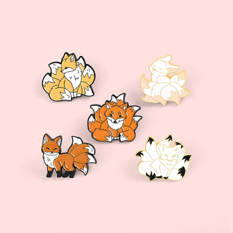 Cartoon Negenstaartige Vos Emaille Brosche Legering Gelakt Kitsune Badge Mythisch Dier Kleding Accessoire Voor Rugzak