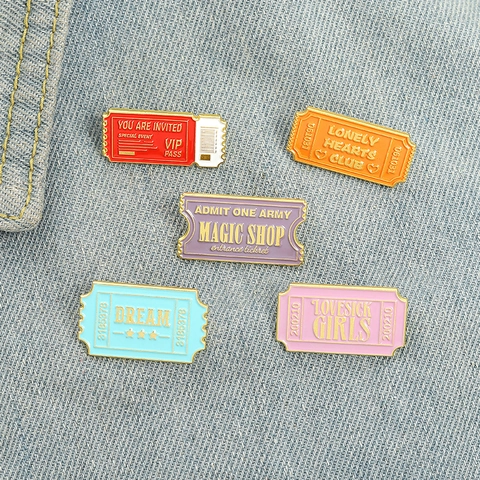 Broche en Alliage Émaillé Vintage Forme de Ticket Pins Lettres Personnalisées pour Vêtements Sacs Badges Décoratifs Accessoires de Mode