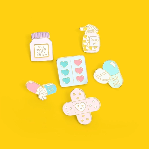 Broche de Esmalte Creativo de Dibujos Animados de Pastilla Cápsula y Curita de Aleación para Mochila Ropa Joyería de Mujer
