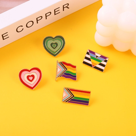 Trendy Καρφίτσες από Κράμα Σημαία Υπερηφάνειας LGBTQ Σχήμα Καρδιάς Σήμα Κοσμήματος για Διακόσμηση Ρούχων Σακιδίου Unisex