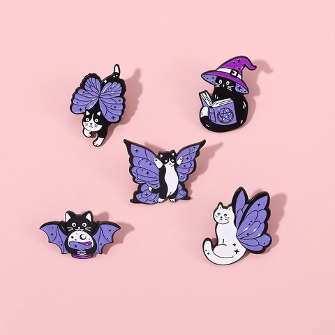 Spilla in Smalto per Gatti Magici Viola del Fumetto Ali di Farfalla Cappello da Mago Pipistrello per Gioielli Regalo della Decorazione dei Vestiti dello Zaino