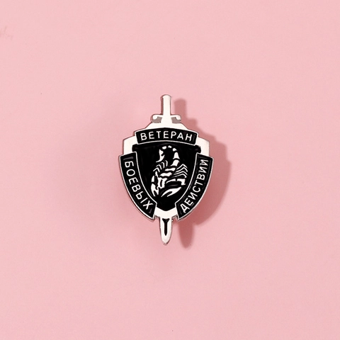 Spilla in Lega di Smalto a Forma di Spada e Scudo di Scorpione in Stile Militare Russo Spilla Commemorativa per Veterani da Combattimento Punk
