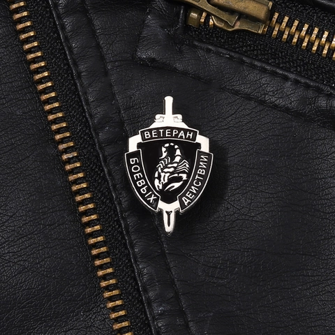 Spilla in Lega di Smalto a Forma di Spada e Scudo di Scorpione in Stile Militare Russo Spilla Commemorativa per Veterani da Combattimento Punk