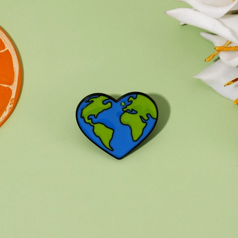 Spilla in Smalto a Forma di Cuore Terra in Lega Mappa del Mondo per Vestiti Zaino Viaggio Gioielli Creativi Distintivo Regalo