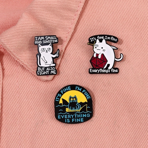 Grappige Cartoon Kat Emaille Pin Set Legering Dier Broche Witte Zwarte Kat Met Zwaard Dobbelstenen Badge Sieraden Cadeau