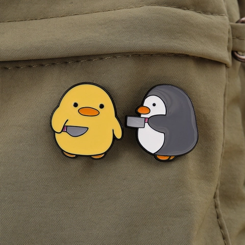 Divertenti Spille in Smalto Pinguino Anatra Gialla Cartone Animato Meme Animali Spilla Con Coltello Lega Distintivo Per Zaino Gioielli