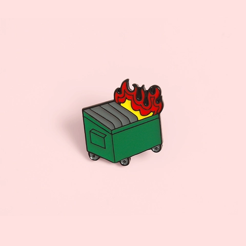 Spilla Divertente in Smalto a Forma di Cassonetto in Fiamme Distintivo Meme per Giacca di Jeans Lega Creativa Gioielli Fiamma per Studenti Accessorio Unisex