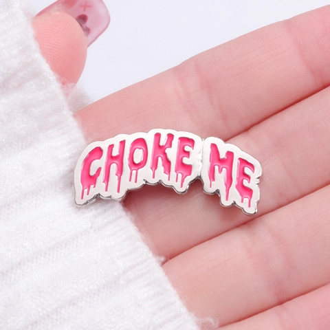 Spilla Choke Me in Lega Rosa per Uomo e Donna Moda Caratteri Creativi Effetto Goccia Distintivo da Risvolto Gioielli Accessori