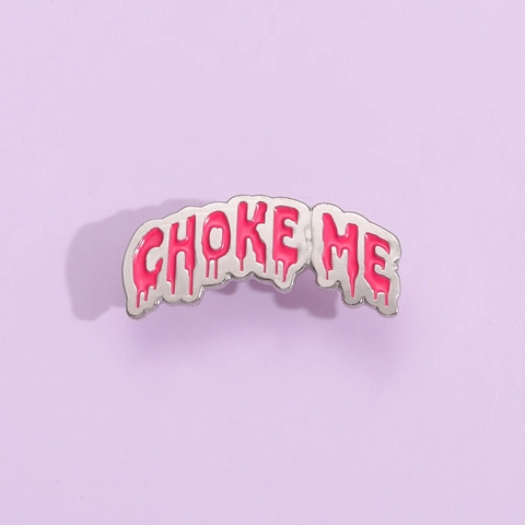 Spilla in Metallo con Lettere Rosa Effetto Goccia Choke Me Distintivo Smaltato in Lega per Vestiti Borse Accessorio Personalizzato Unisex