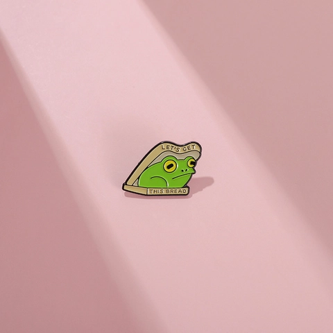 Divertente Spilla in Smalto a Forma di Rana Verde nel Pane Let's Get This Bread Slogan Spilla in Lega per Donna Uomo Gioielli