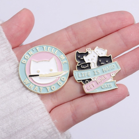 Süße Cartoon Katze Emaille Brosche Pins Legierung Tier Lustige Buchstaben Abzeichen Pins Für Rucksack Kleidung Zubehör Unisex Geschenke