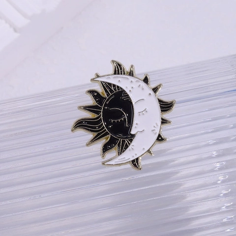 Vintage Sun And Moon Enamel Pin Alloy Brooch Gold Black White Celestial Personified Face Badge For Clothing Bag Accessories Unisex