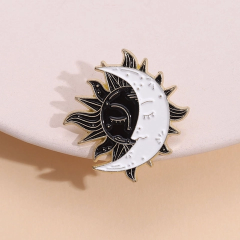 Vintage Himmels Sonne Und Mond Emaille Pin Für Paare Legierung Yin Yang Gesicht Brosche Abzeichen Schmuck Geschenk Für Taschen Kleidung