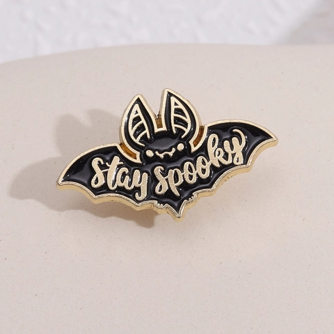 Vintage Halloween Bat Alloy Enamel Brooch Stay Spooky Lettering Cartoon Bat Badge Εξατομικευμένο Αξεσουάρ Ρούχων και Σακιδίου