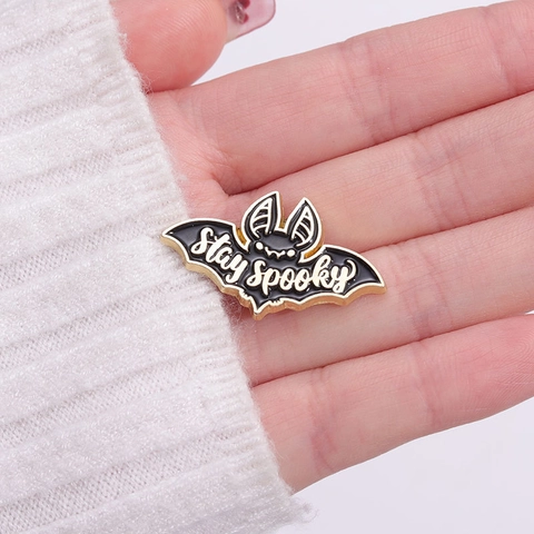 Vintage Halloween Bat Alloy Enamel Brooch Stay Spooky Lettering Cartoon Bat Badge Εξατομικευμένο Αξεσουάρ Ρούχων και Σακιδίου