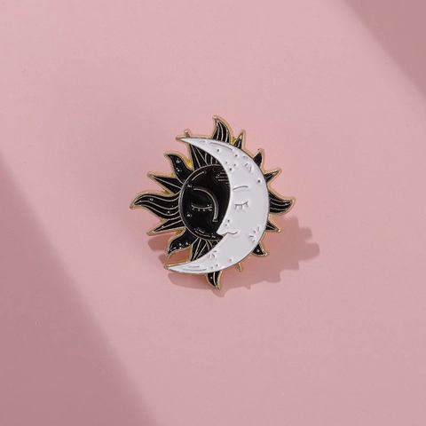 Vintage Sun And Moon Enamel Pin Alloy Brooch Gold Black White Celestial Personified Face Badge For Clothing Bag Accessories Unisex