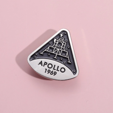 Spilla Commemorativa dell'Allunaggio Apollo 11 1969 in Lega di Smalto Distintivo a Tema Spaziale Accessorio di Moda Unisex Gioielli