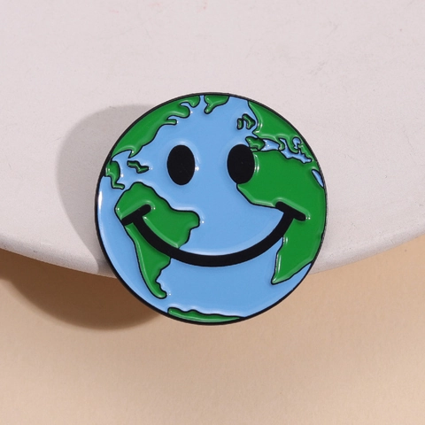 Jour de la Terre Visage Souriant Épinglette en Émail Alliage Ronde Carte du Monde Broche Dessin Animé Badge Bijoux de Mode Cadeau