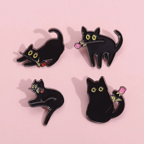 Simpatica Spilla in Smalto Gatto Nero Rosa Gatto Cartone Animato Che Morde Fiore Distintivo in Lega per Zaino Accessorio Abbigliamento