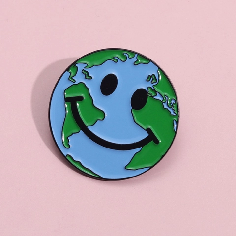 Spilla in Lega di Cartone Animato Creativo della Terra con Faccia Sorridente Simpatica Spilla da Colletto con Distintivo in Metallo Verniciato Piccolo Regalo di Gioielli per Accessori per Abbigliamento Zaino Unisex