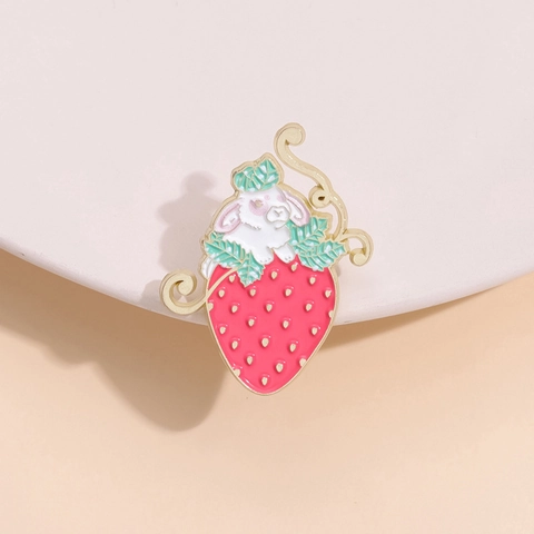 Cartone Animato Carino Coniglio Su Fragola Spilla Smaltata Creativa Lega Metallo Distintivo Gioielli Spilla Per Abbigliamento Zaino Donna Bambini Regalo