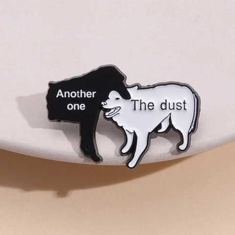 Divertente Spilla in Lega di Smalto a Forma di Cane Bianco e Nero Distintivo Creativo Animale con Scritte per Vestiti Zaino Donna Uomo Gioielli Regalo