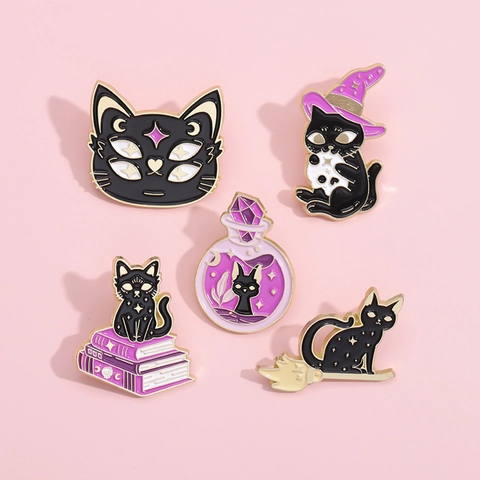 Spilla in Smalto Gatto Nero Magico di Halloween Cappello da Mago Viola Bottiglia di Pozione Libri Scopa Gotica Stregoneria Spilla in Lega per Zaino