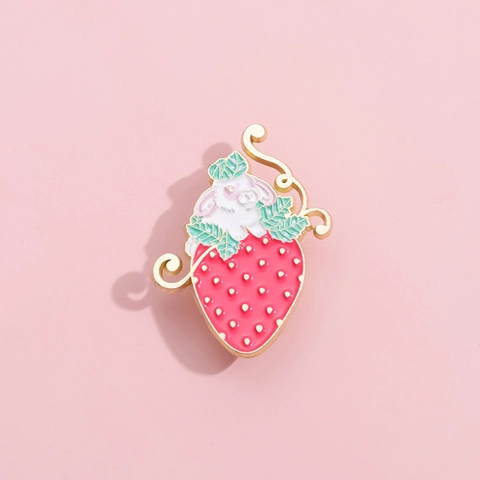Cartone Animato Carino Coniglio Su Fragola Spilla Smaltata Creativa Lega Metallo Distintivo Gioielli Spilla Per Abbigliamento Zaino Donna Bambini Regalo