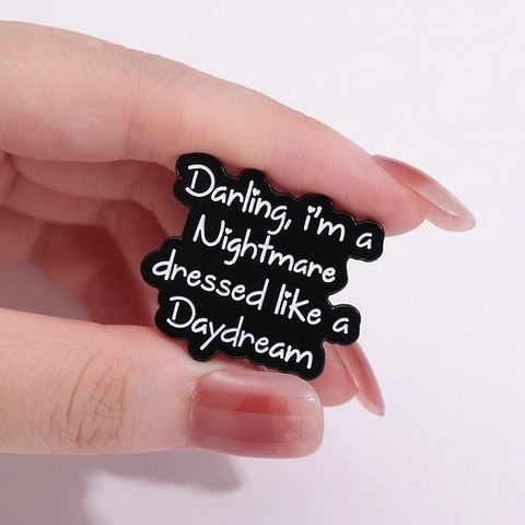 Spilla Smaltata Darling I'm A Nightmare Dressed Like A Daydream in Lega con Citazione Distintivo Personalizzato per Vestiti