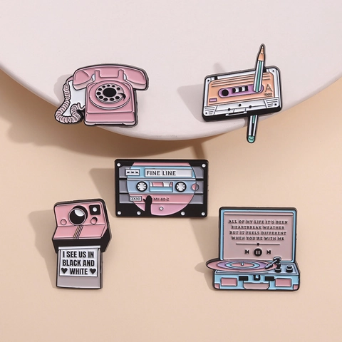 Retro Legierung Emaille Brosche Pin Set Rosa Blau Vintage Schallplattenspieler Kamera Kassette Telefon Abzeichen Für Rucksack Geschenk