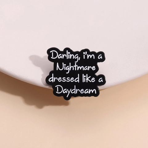 Darling I'm A Nightmare Dressed Like A Daydream Emaille Pin Gothic Schwarz Buchstaben Brosche Abzeichen Für Rucksack Schmuck