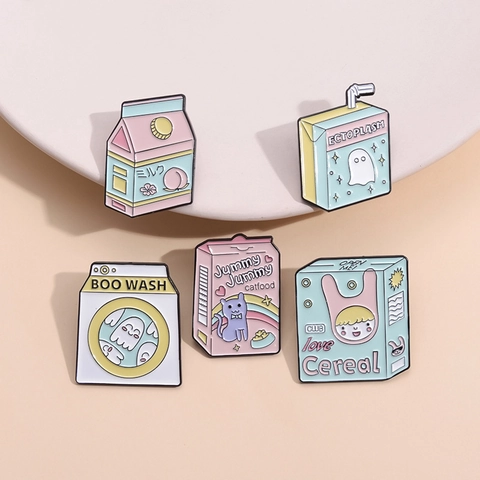 Spilla in Smalto a Forma di Cartone del Latte Kawaii Simpatica Scatola di Cereali Fantasma Lega per Zaino Abbigliamento
