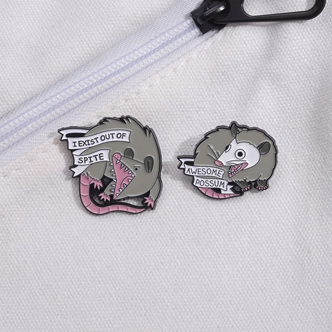 Lustige Cartoon Opossum Emaille Pin Set Awesome Possum I Exist Out Of Spite Legierung Brosche Abzeichen Für Kleidung Taschen Unisex Schmuck
