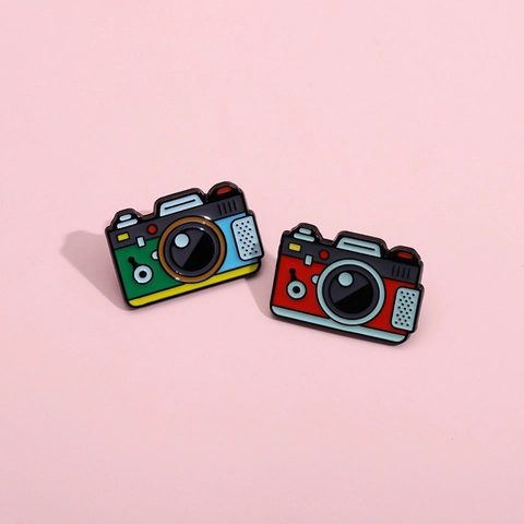 Spilla in Emaille a Forma di Macchina Fotografica Vintage in Lega Spilla Personalizzata per Vestiti Zaino Donna Uomo Gioielli