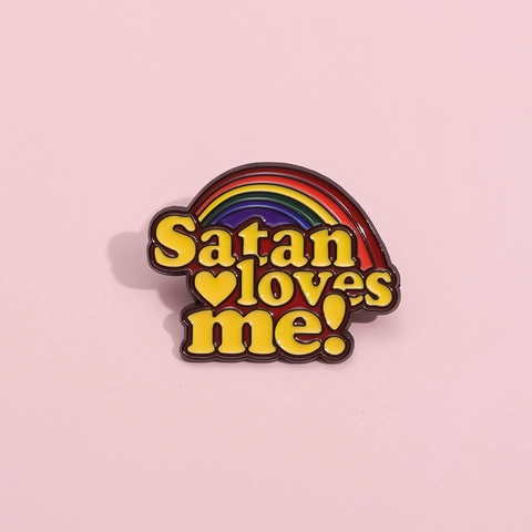 Satan Loves Me Spilla in Smalto Arcobaleno in Lega Lettera Cuore Distintivo Cartone Animato Regalo Creativo per Zaino Vestiti