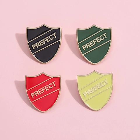 Spilla Creativa a Forma di Scudo in Lega con Scritta PREFECT Distintivo in Metallo Smaltato per Studenti Accessorio per Zaini e Abbigliamento