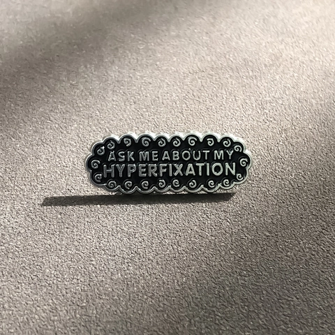 Mode Legierung Emaille Brosche Pin Ask Me About My Hyperfixation Buchstabe Abzeichen Schwarz Silber Schmuck Für Kleidung Tasche