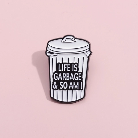 Pin de Esmalte Life Is Garbage Divertido Cubo de Basura Blanco Aleación Broche Insignia Metálica Con Cita Humor Decoración