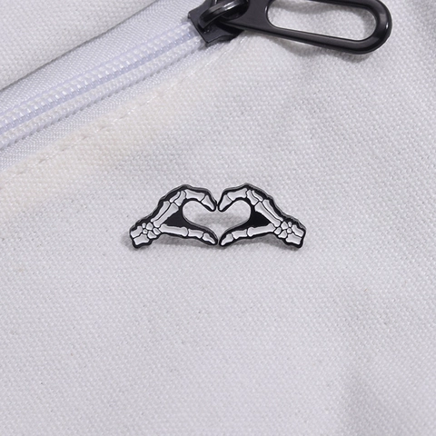 Gothic Skeleton Hands Heart Enamel Pin Black White Punk Ghost Hand Lapel Pin Alloy Brooch For Backpack Clothing Halloween Gift
