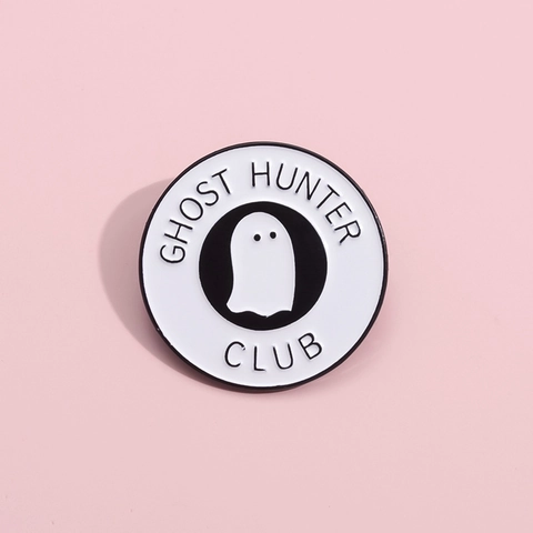 Spilla in Smalto Ghost Hunter Club Distintivo Rotondo in Lega a Forma di Fantasma per Halloween Festa Accessorio per Zaino Gioielli