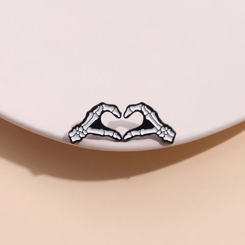 Gothic Skeleton Hands Heart Enamel Pin Black White Punk Ghost Hand Lapel Pin Alloy Brooch For Backpack Clothing Halloween Gift