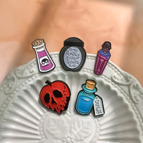 Halloween Gothic Emaille Anstecknadeln Für Rucksäcke Legierung Totenkopf Giftapfel Zaubertrank Brosche Abzeichen Für Party Schmuck Geschenk
