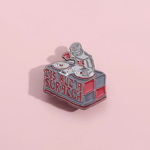 Lustiger DJ Ritter Emaille Pin Legierung Brosche Abzeichen Tis But A Scratch Spruch Für Kleidung Rucksack Jacke Hut Unisex Schmuck