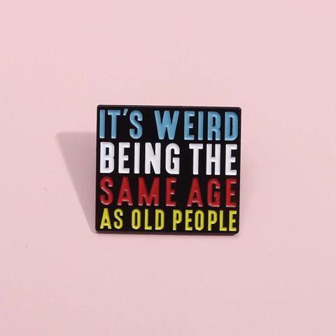 Χιουμοριστικό αγγλικό σύνθημα Enamel Pin It's Weird Being The Same Age As Old People Μεταλλική καρφίτσα για ρούχα και τσάντες