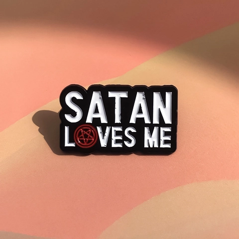 Spilla in Smalto Satan Loves Me Gotico Lega Lettera Spilla Nero Bianco Rosso Pentagramma Distintivo Per Vestiti Borsa Decorazione Unisex Gioielli Regalo